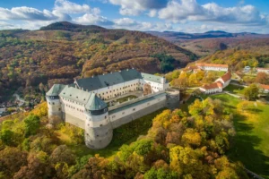 Hrad Červený Kameň v Malých Karpatoch pri Častej